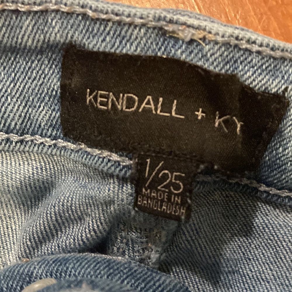 Kendall and Kylie Jean shorts - Picture 2 of 4